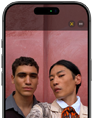 Ekran iPhone’a 17 Pro prezentujący funkcję Centrum uwagi w zdjęciach i sposób robienia grupowego selfie, widać zaznaczone twarze poszczególnych osób