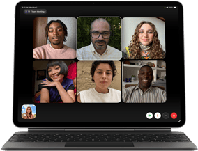 iPad Air podłączony do klawiatury Magic Keyboard, kolor czarny, na ekranie widać grupową rozmowę przez FaceTime