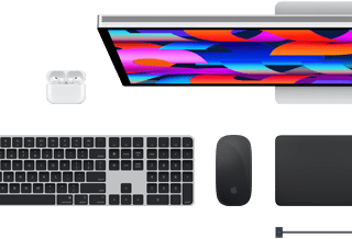 Akcesoria do Maca: AirPods, monitor Studio Display, klawiatura Magic Keyboard, mysz Magic Mouse, gładzik Magic Trackpad, przewód do ładowania MagSafe