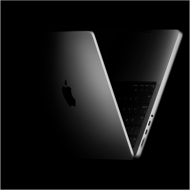 MacBook Pro ułożony w kształt rzymskiej cyfry „V” nawiązującej do rodziny czipów M5