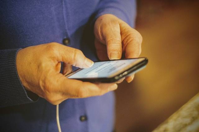 iPhone dla seniora – propozycja modeli i przydatnych aplikacji